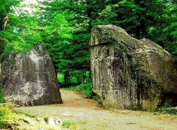 Zen Master Foyan carved on boulder?