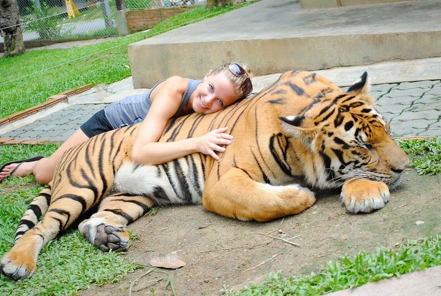 Nina Glinski with tiger